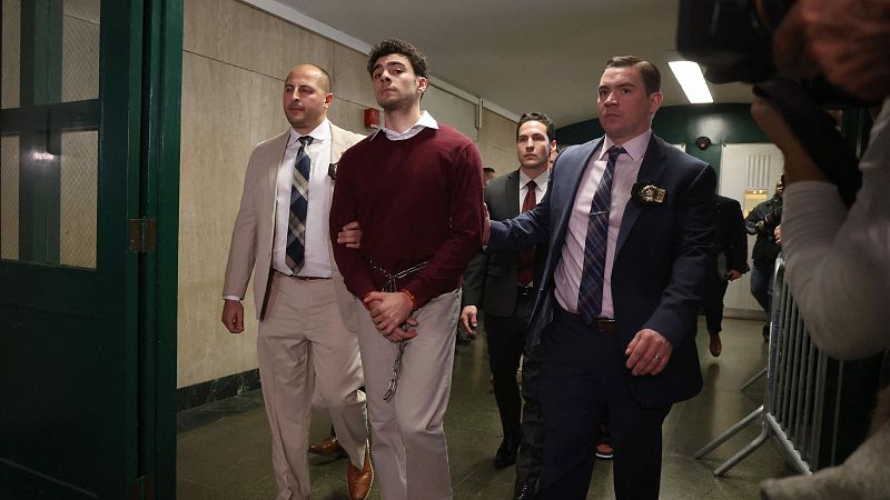 El acusado de asesinar al director ejecutivo de la mayor aseguradora estadounidense se declara no culpable