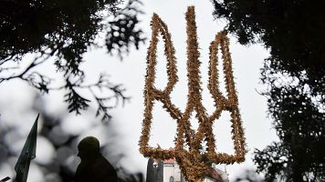 Un Didukh, una decoracin navidea tradicional ucraniana, hecha con gavillas de trigo en forma de tryzub,el escudo de armas de Ucrania, ubicado en el centro de Lepolis