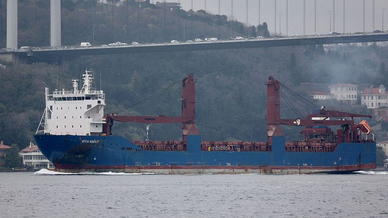 Trasladan a Cartagena a 14 tripulantes de un buque mercante ruso naufragado en el Mediterráneo