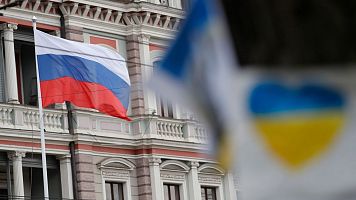 La bandera rusa ondea en la fachada de la embajada de Rusia en Letonia