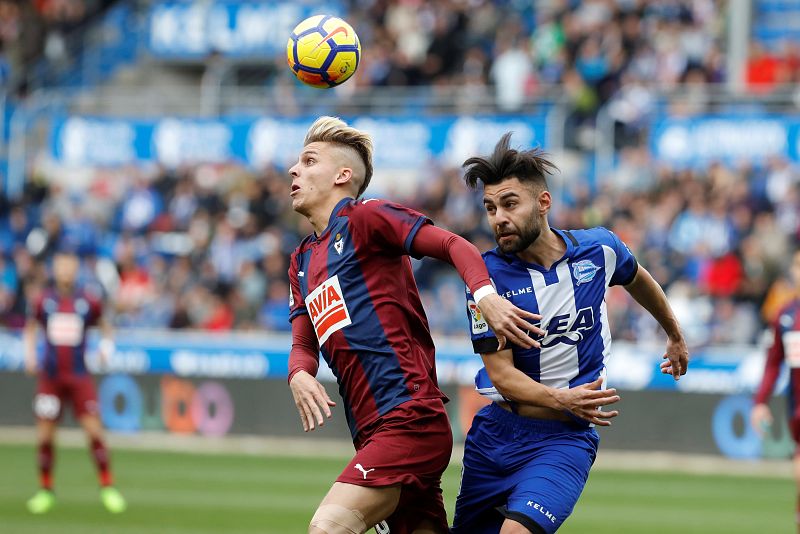 El Eibar gana en Mendizorroza un partido con demasiados sustos