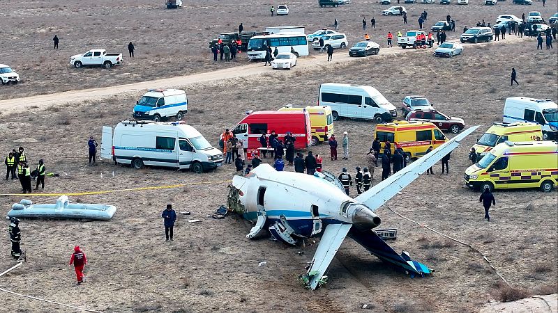 Un avión de pasajeros que viajaba de Azerbaiyán a Rusia se estrella en Kazajistán