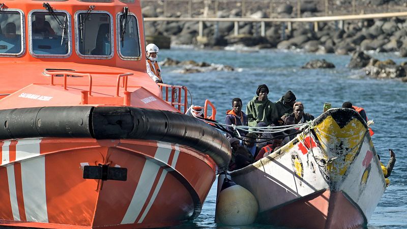 Ms de 300 personas migrantes llegan en siete cayucos a Canarias el da de Navidad