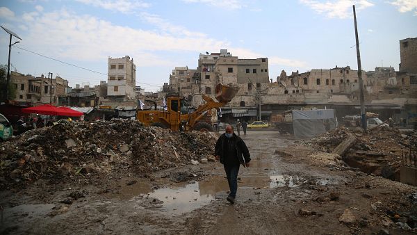 Toque de queda en Homs y protestas y enfrentamientos en otras ciudades sirias