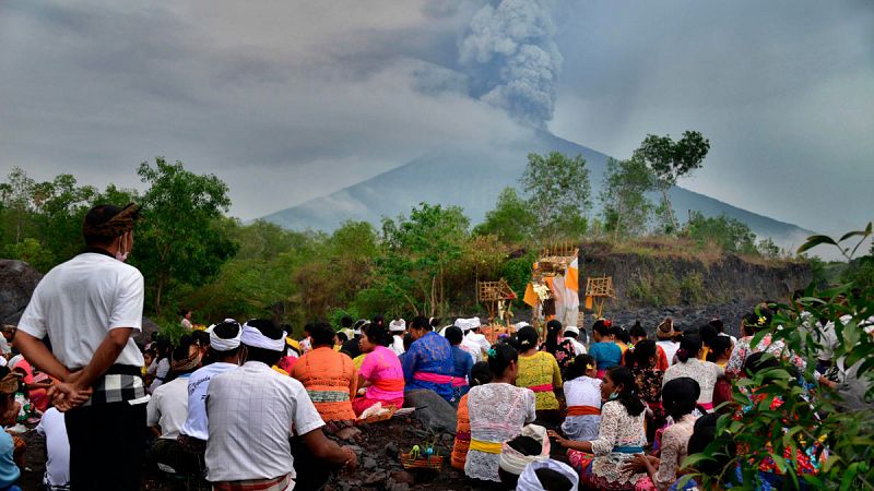 Elevan la alerta para la aviación al nivel máximo en Bali por la erupción de un volcán