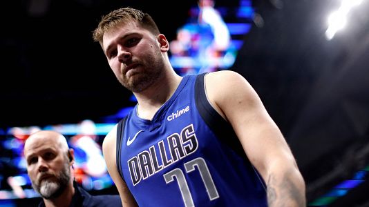 Luka Doncic se lesiona y abandona el pabelln en muletas.