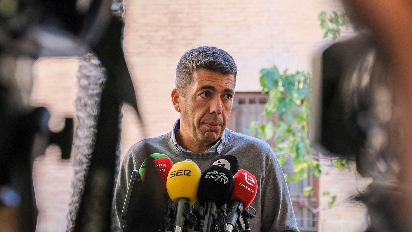 Seis versiones distintas: ¿Que hacía Mazón en el restaurante el día de la dana? - La hora de La 1 | Ver