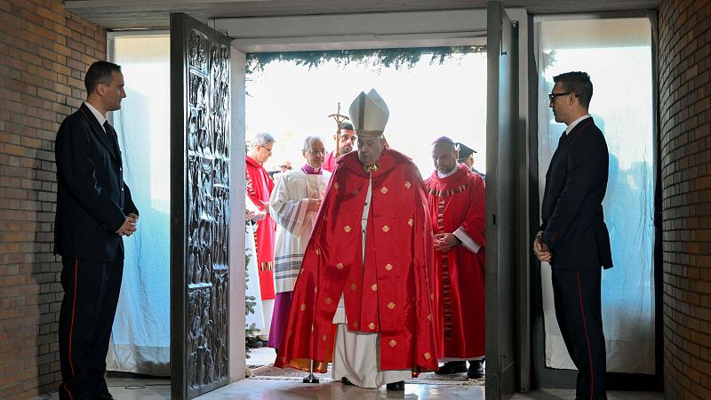 El papa Francisco abre una puerta "santa" en una cárcel de Roma para que los presos obtengan el perdón de sus pecados