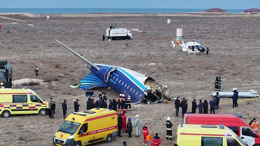 Un avin se estrella en Aktau, Kazajistn, dejando 38 muertos