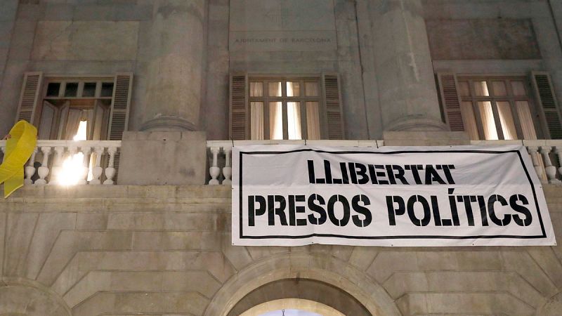 La junta electoral de Barcelona ordena a Colau retirar la pancarta sobre los presos políticos