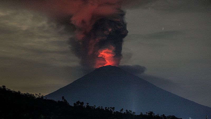 Bali decreta el nivel máximo de alerta ante la "inminente erupción" del volcán Agung