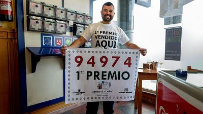 El dueo del bar Luar de Viveiro (Lugo), celebrando que el primer premio de la Lotera del Nio