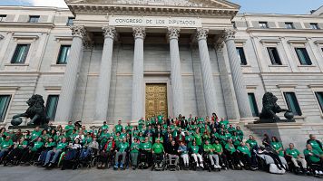 Enfermos de ELA celebran la aprobacin de la ley ELA en el exterior del Congreso de los Diputados en octubre de 2024