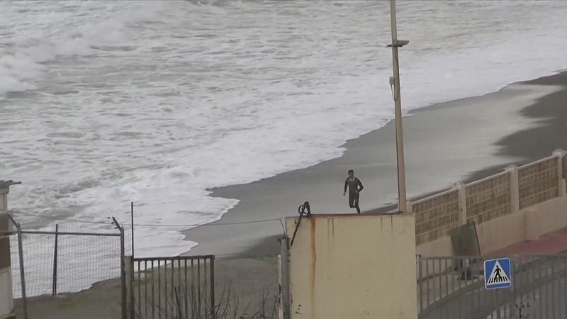 Llegan 30 menores migrantes a nado a Ceuta aprovechando el mal tiempo y la reducción de la vigilancia