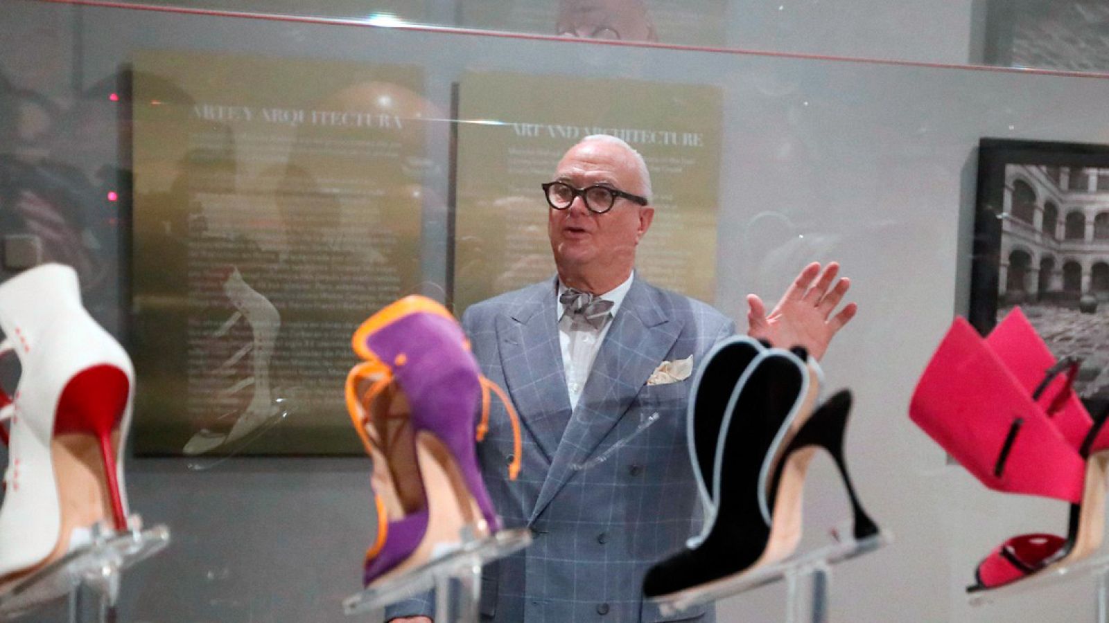 Manolo Blahnik inaugura su exposición en Madrid. | Ver