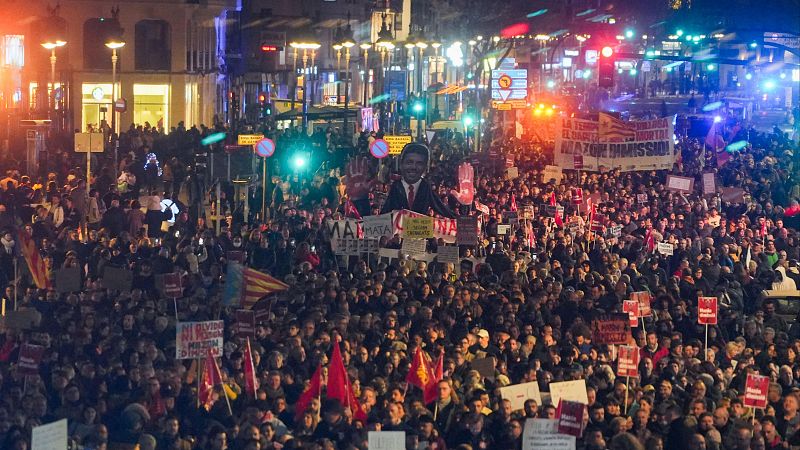 Miles de personas se manifiestan en Valencia para pedir la dimisin de Mazn cuando se cumplen dos meses de la dana