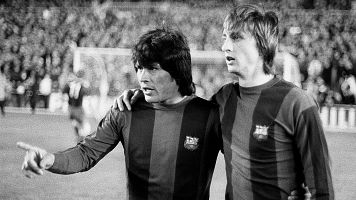 Hugo Sotil, junto a Johan Cruyff, antes de un duelo frente al Real Madrid en 1974