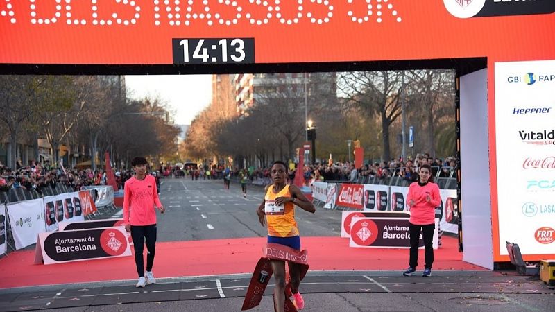 Beatrice Chebet bate el récord de 5.000 en la Cursa del Nassos en Barcelona