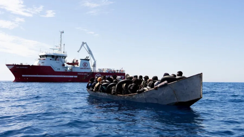 Las autoridades italianas buscan a 20 personas migrantes desaparecidas tras un naufragio cerca de Lampedusa