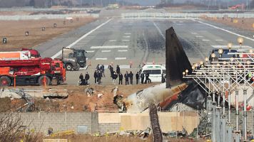 Los familiares de las vctimas visitan el lugar del accidente de Jeju Air en Muan, Corea del Sur