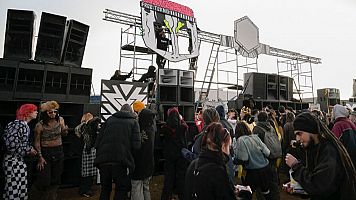 Participantes en la macrofiesta de fin de ao junto al aeropuerto de Ciudad Real (EFE/ Jesus Monroy)