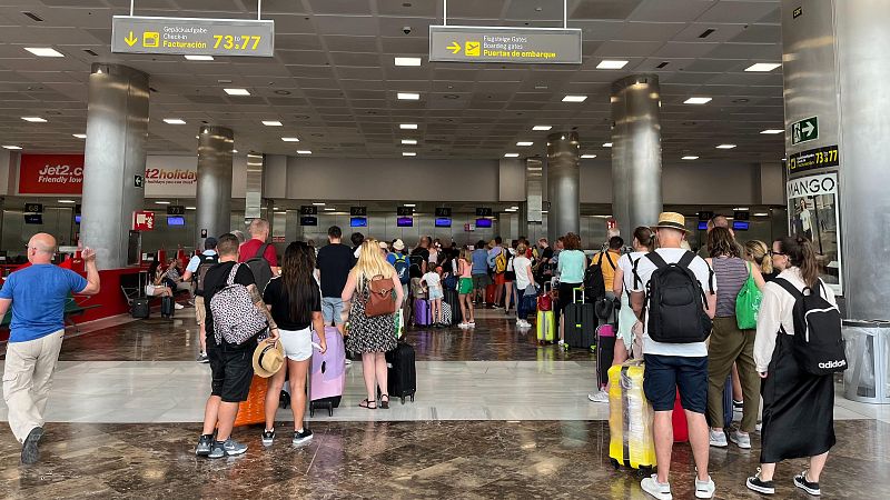 Un avin deja inoperativo el aeropuerto de Tenerife Sur durante unas horas y provoca el desvo de 22 vuelos