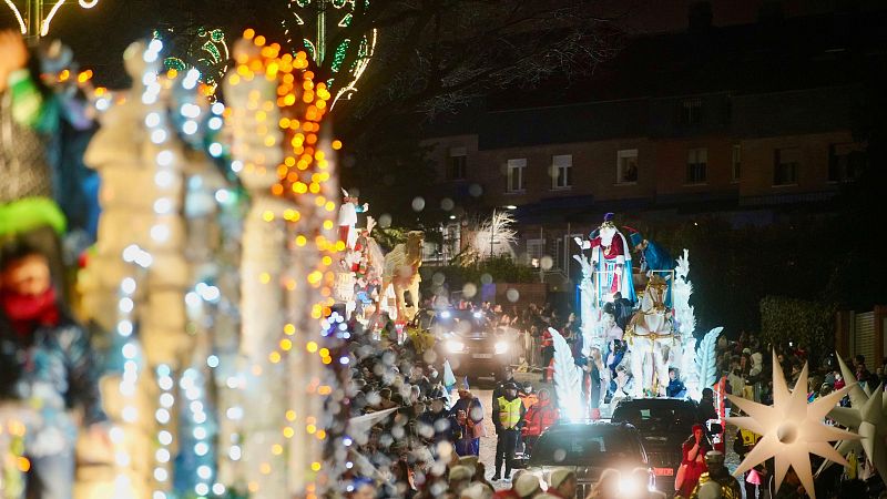 Los Reyes Magos adelantan sus cabalgatas en algunas ciudades por la previsión de viento y lluvia