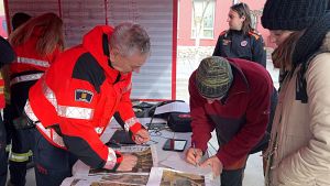 El sotsinspector de Bombers i cap d?intervenci, Toni Valdepeas, agafant les dades d'un dels grups de voluntaris | ACN