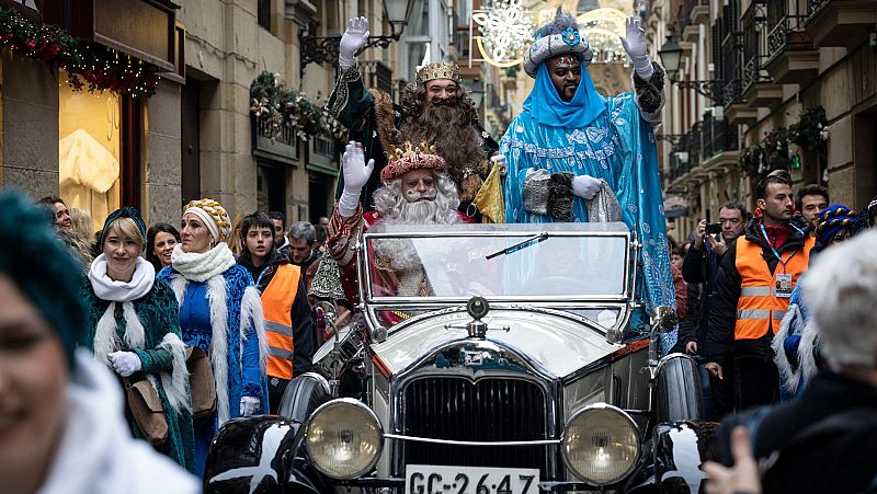 Las cabalgatas de los Reyes Magos recorren España con amenaza de lluvia en buena parte del mapa