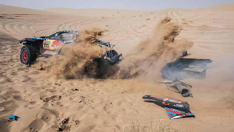 Carlos Sainz vuelca su coche en la segunda etapa del Dakar 2025