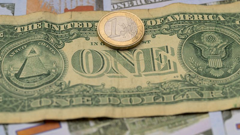 El euro se desinfla frente al dólar en el arranque de 2025 por la mayor pujanza de la economía estadounidense