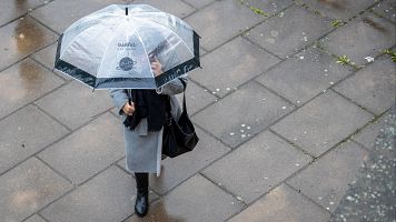 Una mujer se protege de la lluvia en Logroo