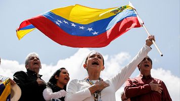 La l�der opositora venezolana Mar�a Corina Machado ondea una bandera durante una manifestaci�n en Caracas