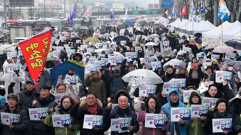 Manifestantes exigen el arresto del presidente surcoreano, Yook Suk-yeol, en Sel