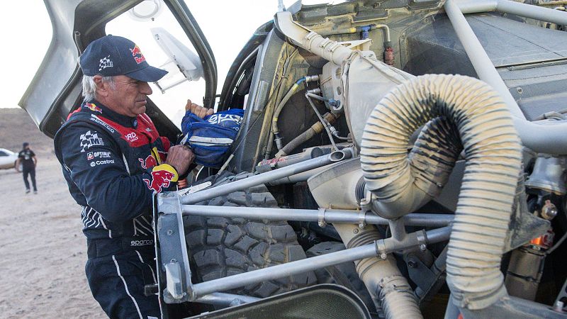 Jornada aciaga en coches para los espaoles en el Dakar 2025: Sainz pierde tiempo y Cristina Gutirrez abandona