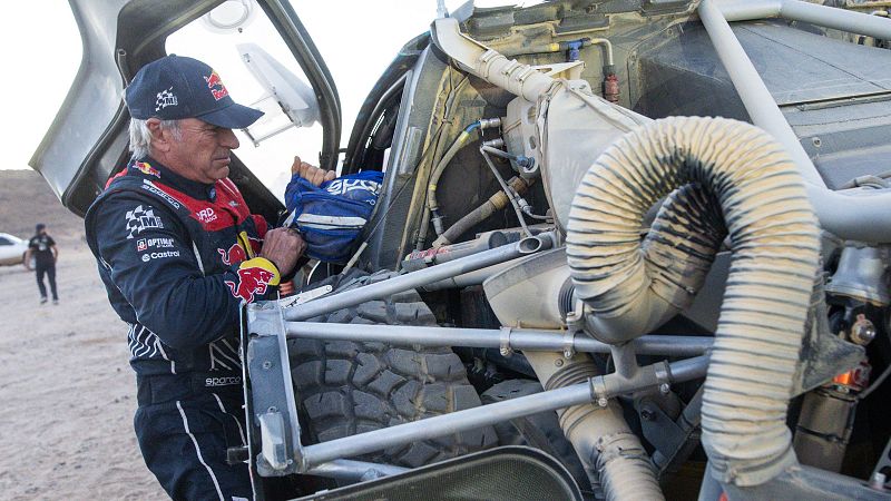 Jornada aciaga en coches para los españoles en el Dakar 2025: Sainz pierde tiempo y Cristina Gutiérrez abandona