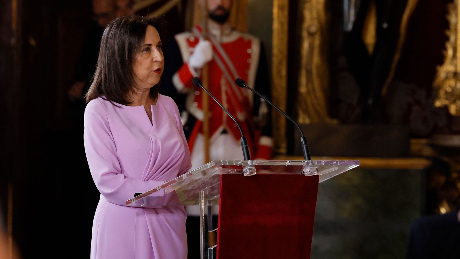 Robles ensalza el "valor" de los militares por su labor en la dana - Especiales informativos | Ver