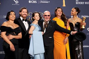 Adriana Paz, Edgar Ramirez, Selena Gomez, Jacques Audiard, Karla Sofia Gascon y Zoe Saldaa en la 82 edicin de los Globos de Oro.