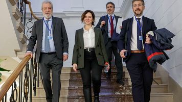 Miguel ngel Rodrguez, a la izquierda de la presidenta madrilea, Isabel Daz Ayuso