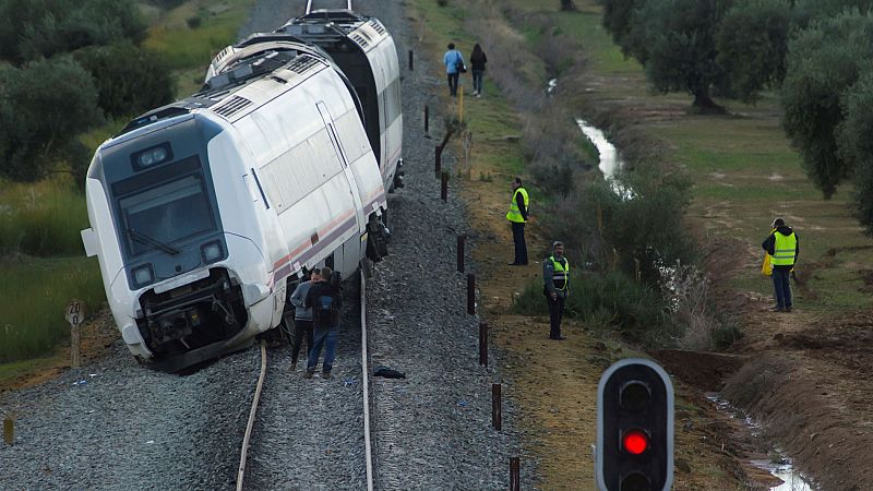 El descarrilamiento de un tren de la línea Málaga-Sevilla deja 37 heridos, dos de ellos graves