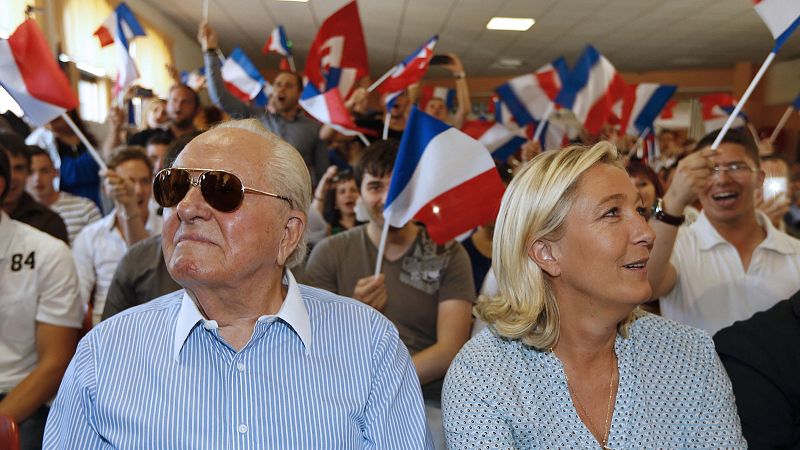 Jean MArie Le Pen y su hija, Marine Le Pen, en un acto del Frente Nacional en 2014