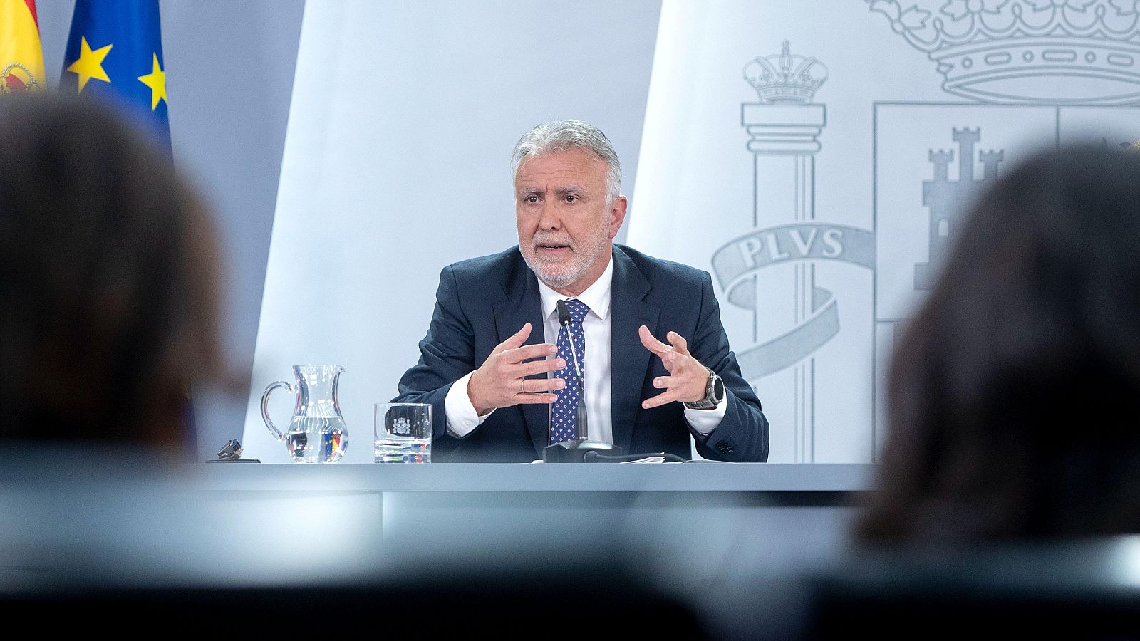 El Gobierno deja en manos de la Zarzuela que el rey emérito acuda a los actos por la muerte de Franco | Ver