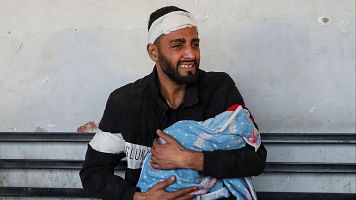 El palestino Belal Kullab sostiene el cuerpo de su hijo muerto en un ataque israel en Ciudad de Gaza