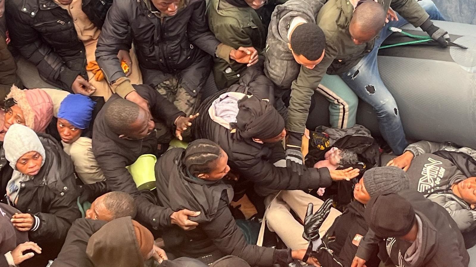 El rescate de un bebé en plena travesía hacia la costa canaria | Ver