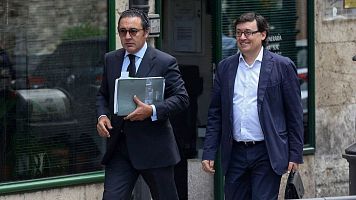 El exviceconsejero de Economa de la Junta de Castilla y Len Rafael Delgado (derecha) junto a su abogado