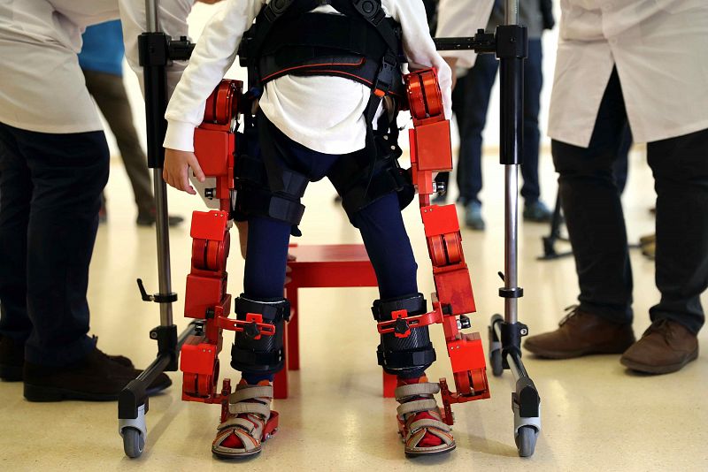 El Hospital Sant Joan de Déu de Barcelona prueba el primer exoesqueleto infantil del mundo