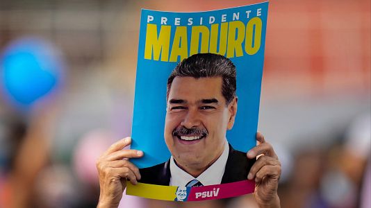 Un seguidor de Nicols Maduro sostiene un cartel con su imagen en Caracas, Venezuela