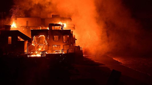 Una casa incendiada en Altadena, California