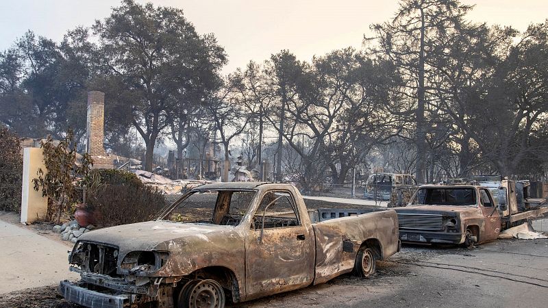 Los incendios que azotan Los Ángeles dejan cinco muertos y más de 100.000 evacuados