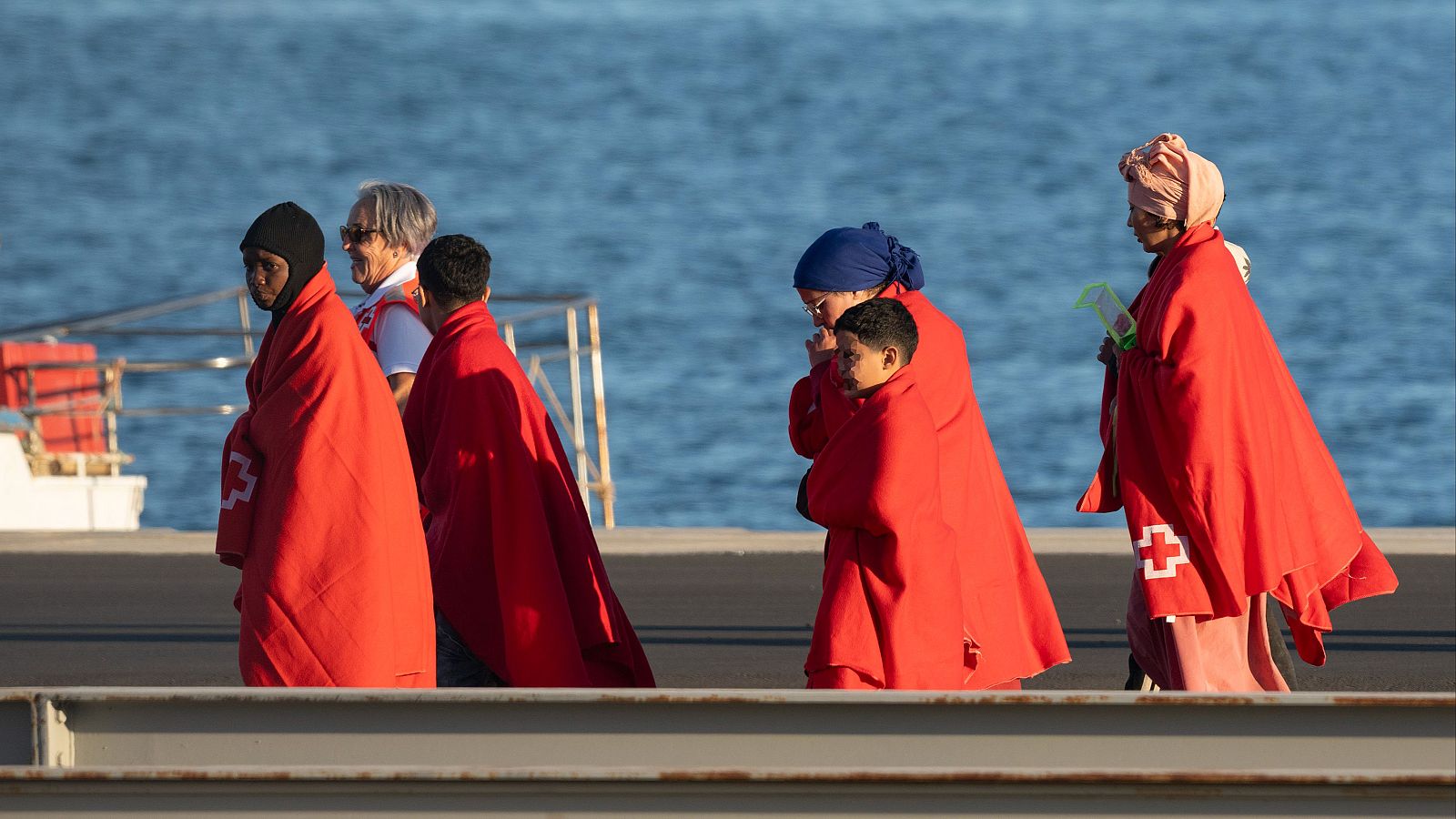 El Gobierno y Canarias se dan diez días para estudiar un decreto de distribución extraordinaria de menores migrantes | Ver